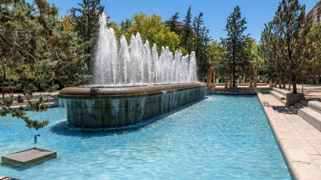 Länglicher Springbrunnen